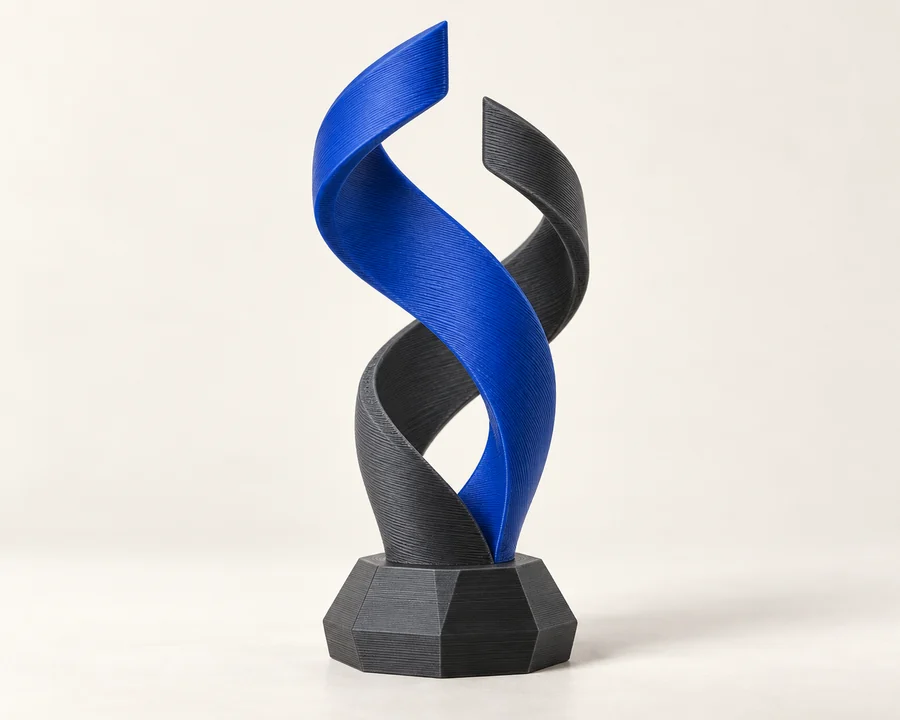 Troféu azul de formas espirais com linhas de fabricação por impressão 3D.